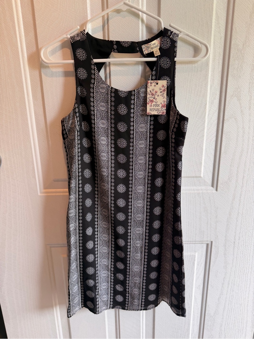 Pink Republic Black & White Printed Sleeveless Shift Dress